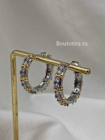 Серьги-кольца серебристые с золотыми декоративными элементами и камнями