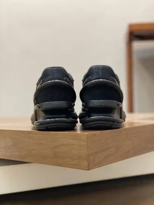 Кроссовки Fendi