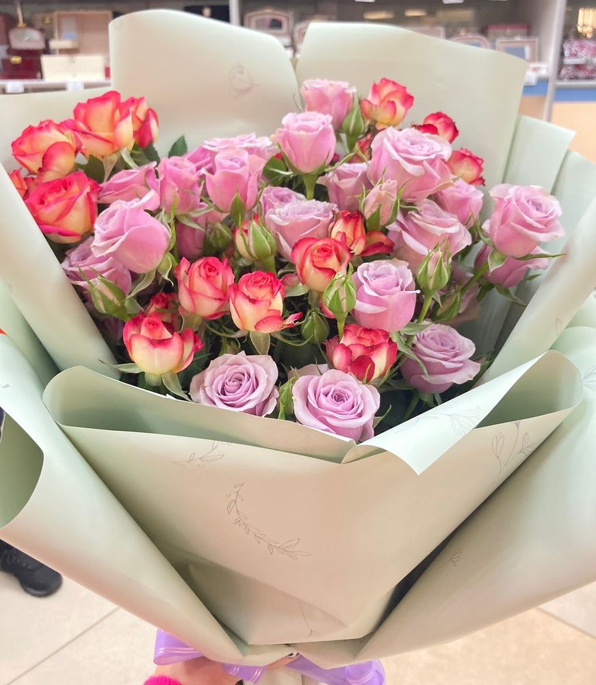 Букет из 7 кустовых роз микс цветов