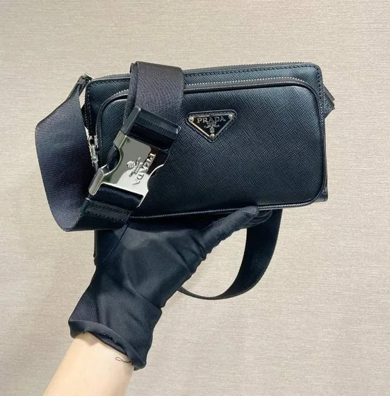 Сумка на пояс Prada черный из кожи saffiano