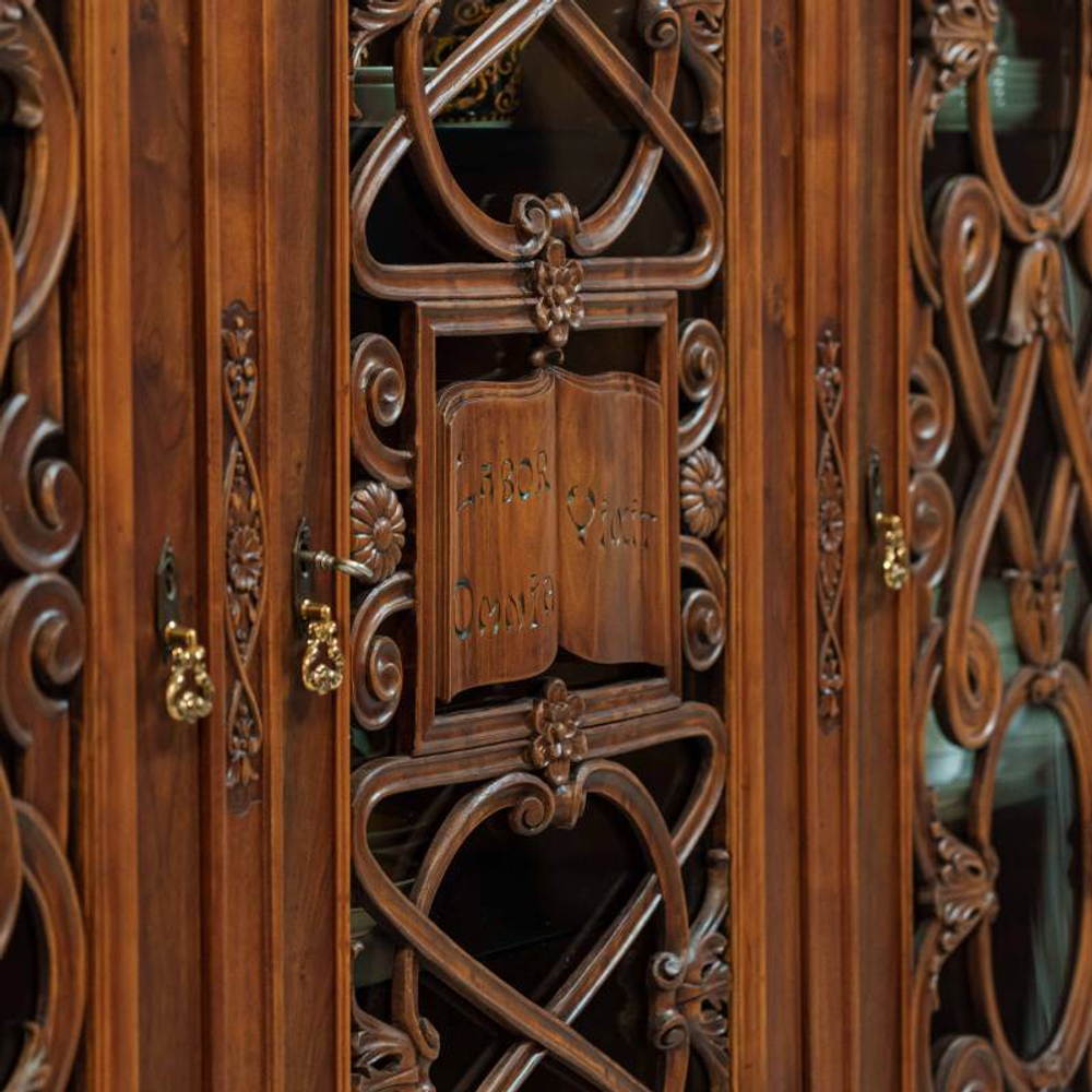 Кабинетный шкаф