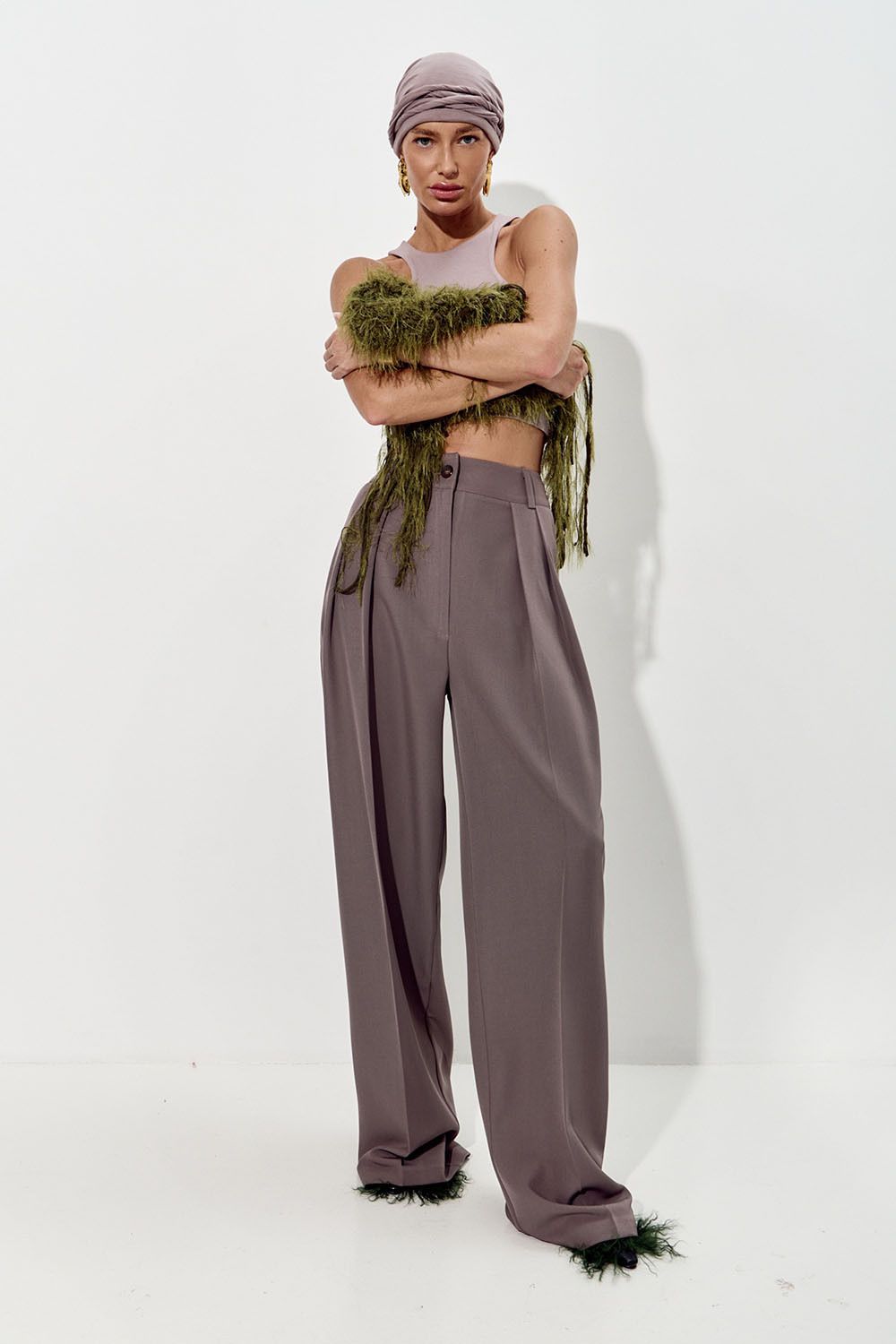 Брюки палаццо свободные с защипами цвета тауп