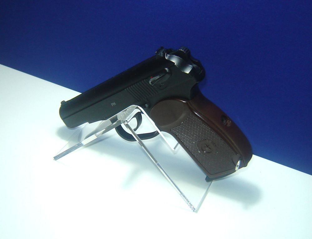 Подставка для пистолета из оргстекла витринная