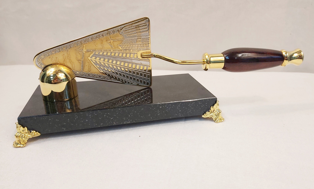 Подарок строителю " Сувенирный мастерок" малый на долерите