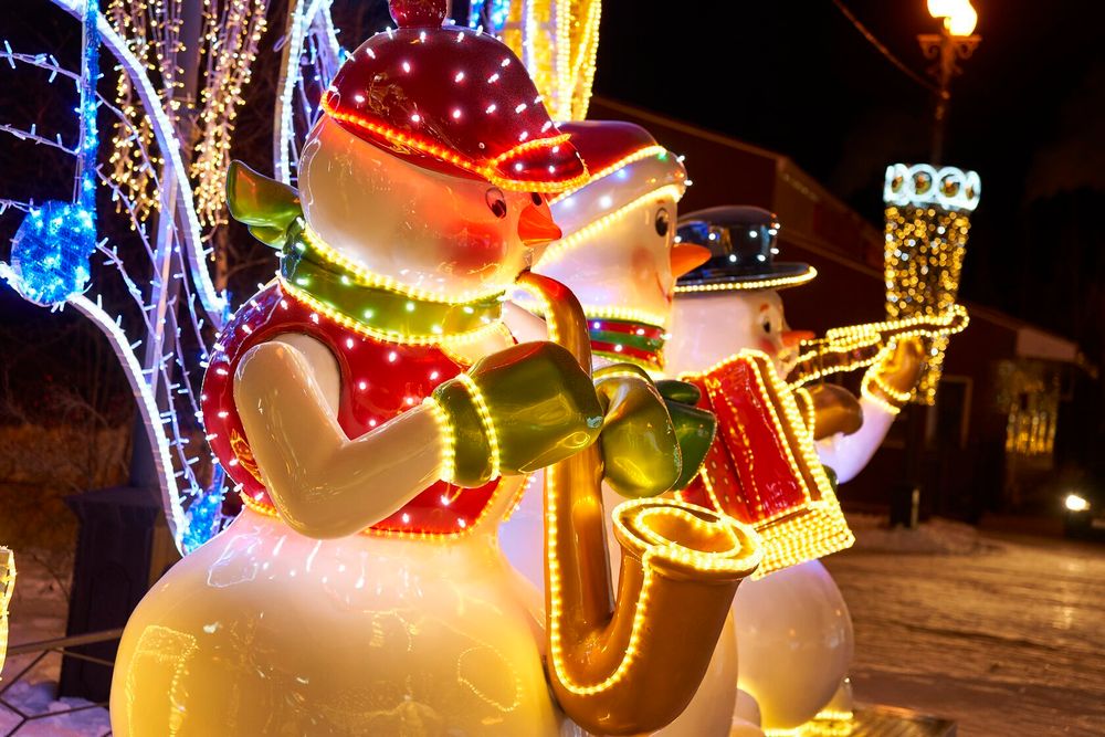 Уличная фигура "Снеговик с саксофоном"