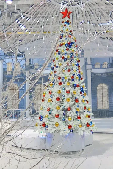 Искусственная ель Виктория Люкс белая 4 м., ПВХ, ствольная, уличная, ПромЕлка(VK400WLX)