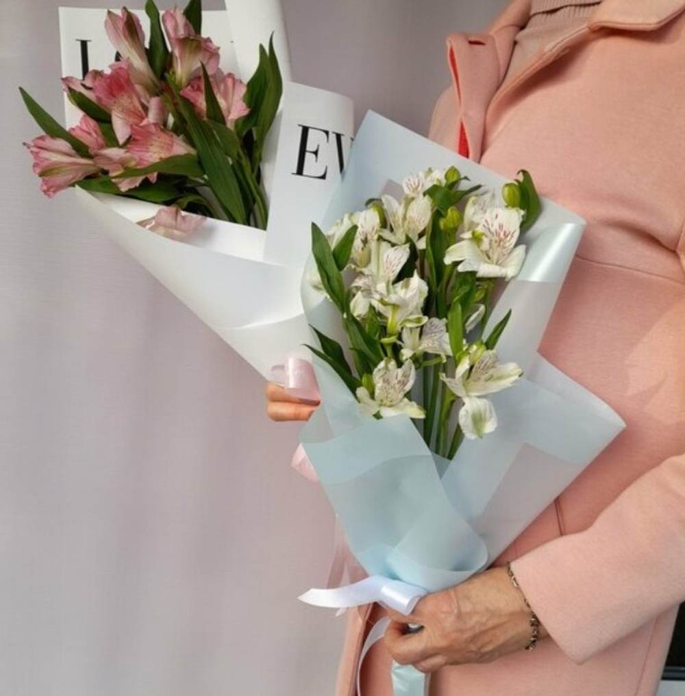 Нежный букетик из розовых альстромерий (3 веточки) в стильной белой упаковке, 50 см