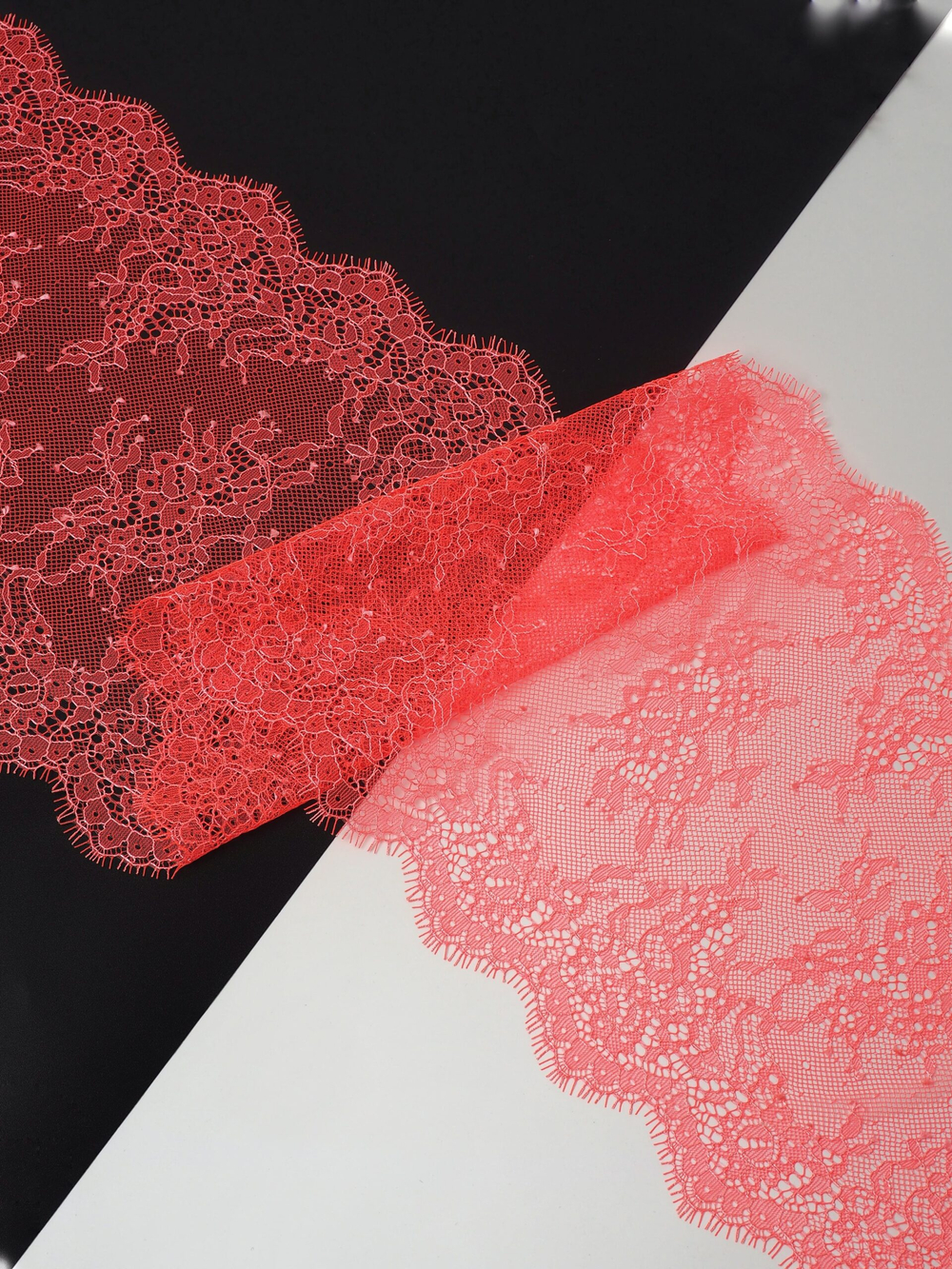 Кружево шантильи оранжевое неоновое с экрю ниткой неэластичное ширина 22 см длина 1.45 м