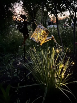 Уличные садовый светильник на солнечной батарее девочка "Лейка"