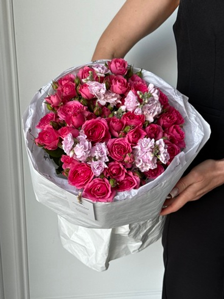 Букет из кустовых роз в ярком оттенке и кустовой маттиолы