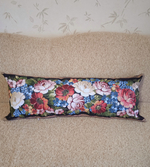 Декоративный гобеленовый чехол Цветы на черном 34х87