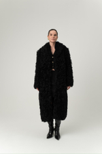 Длинная чёрная шуба