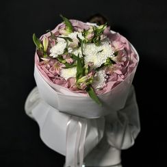 Букет из кустовых хризантем и альстромерий