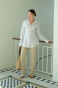 Рубашка со спущенным плечом и шнуровкой