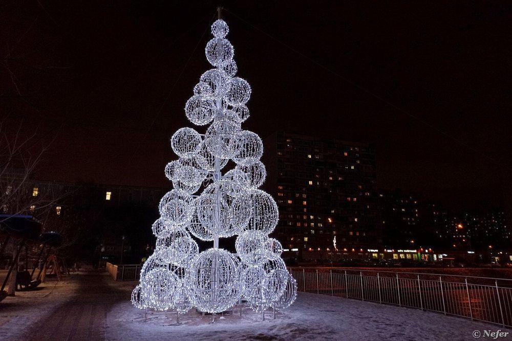 конструкция елка из светящихся шаров