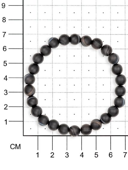 Браслет из камней черного агата фотография, на размерной сетке