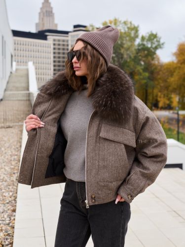 Укороченный шерстяной пуховик с мехом енота