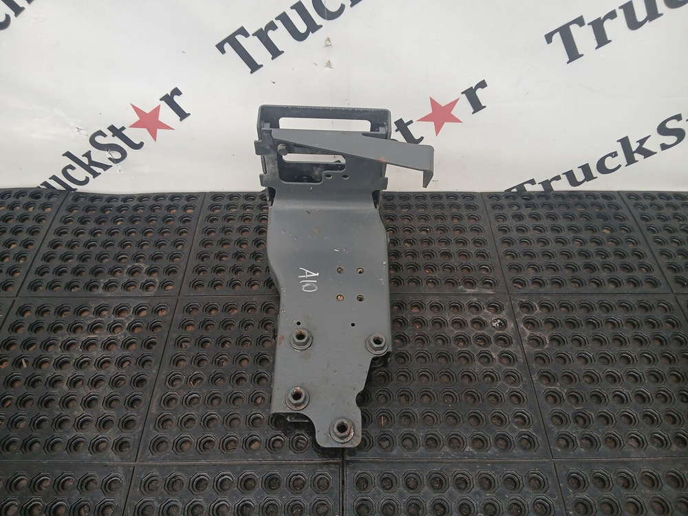 Кронштейн подножки левый 2020г