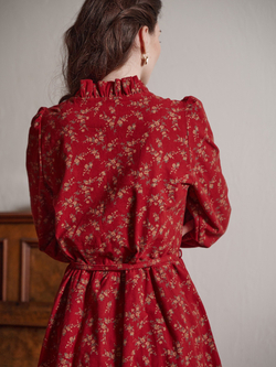 Платье с воротником стойкой