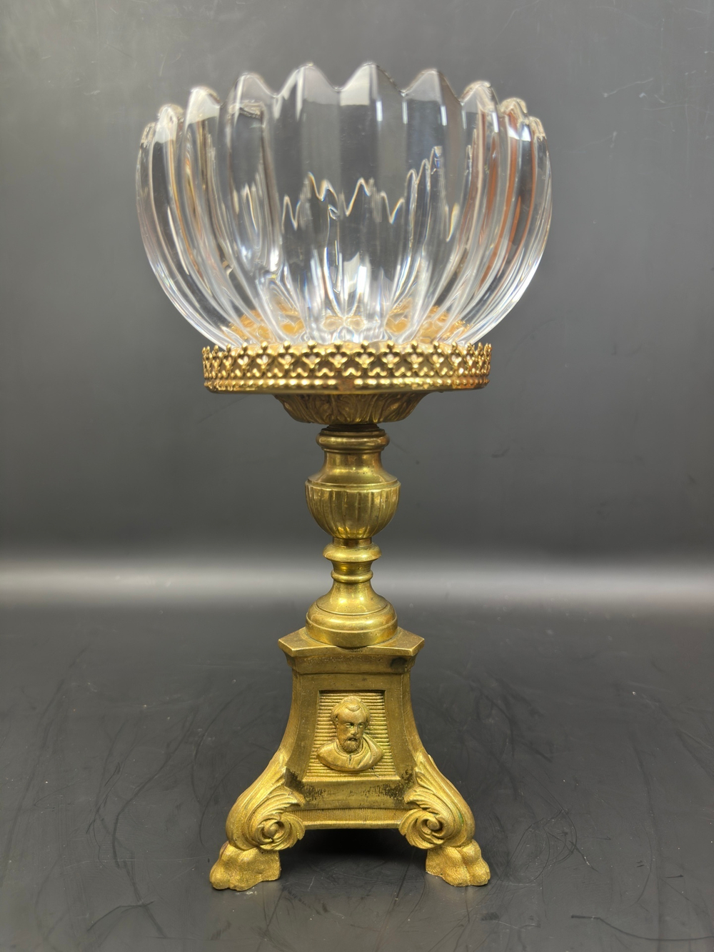 Декоративная ваза на подставке