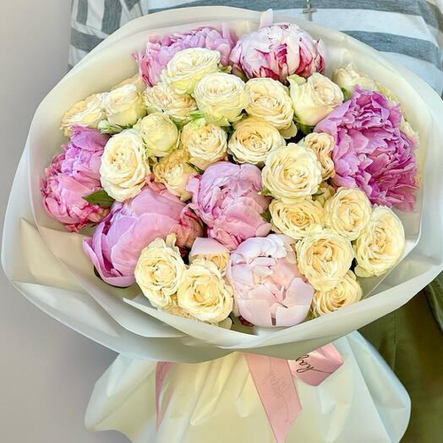 Воздушный букет из пионов Сара Бернар и кустовых роз. Авторский букет 049 Chalet Green