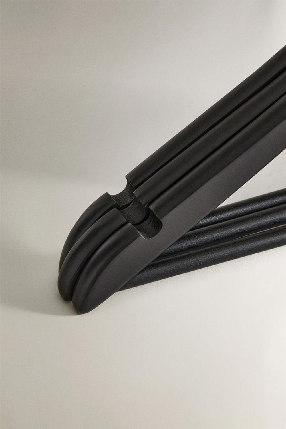 ZARA HOME ЛАКИРОВАННАЯ ВЕШАЛКА (НАБОР ИЗ 3 ШТ.), ЧЕРНЫЙ