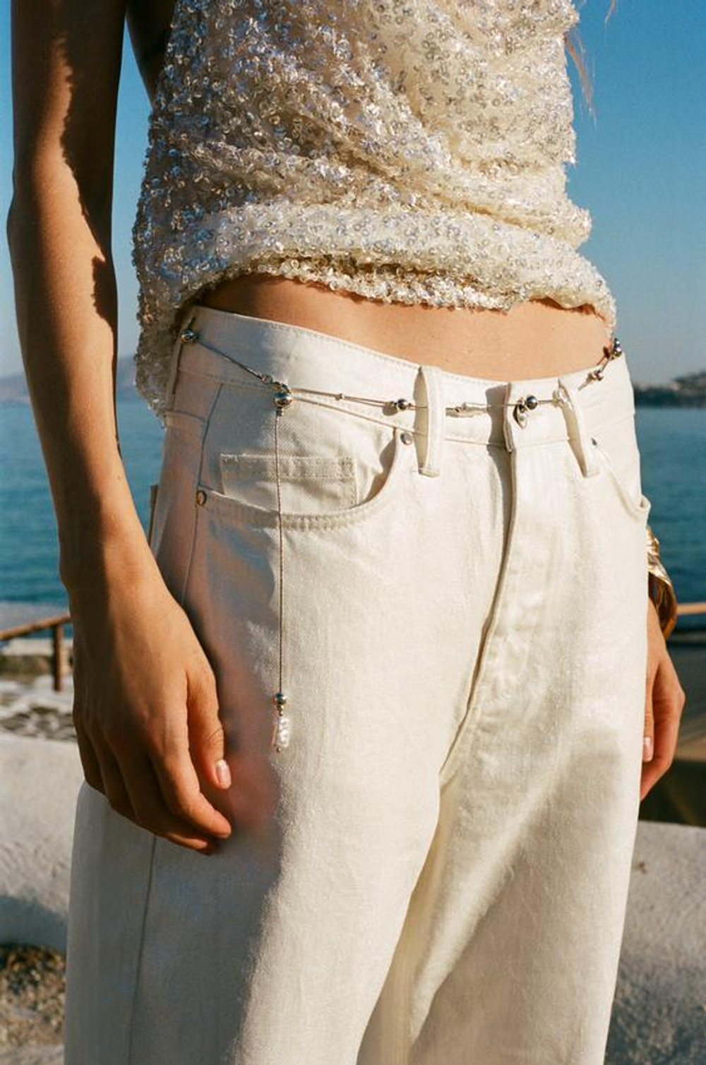 ZARA ДЖИНСЫ Z1975 С ПЕРЛАМУТРОВЫМ ЭФФЕКТОМ И РЕМНЕМ, ЖЕЛТОВАТО-БЕЛЫЙ