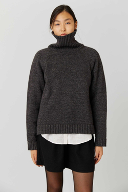 Свитер с горлом из шерсти темно-серого цвета