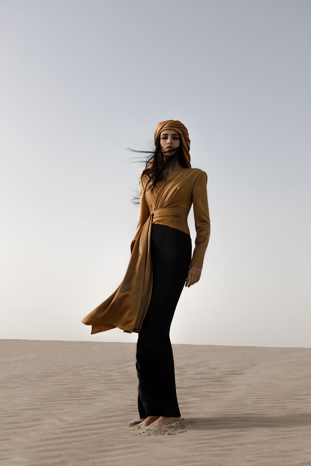 Платье макси драпированное из сатина с объемными плечами