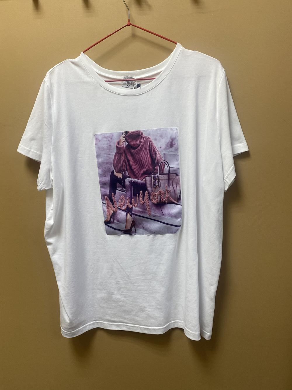 Футболка белая для беременных с нашивкой "New York" (95% хлопок и 5% лайкра), размер 54