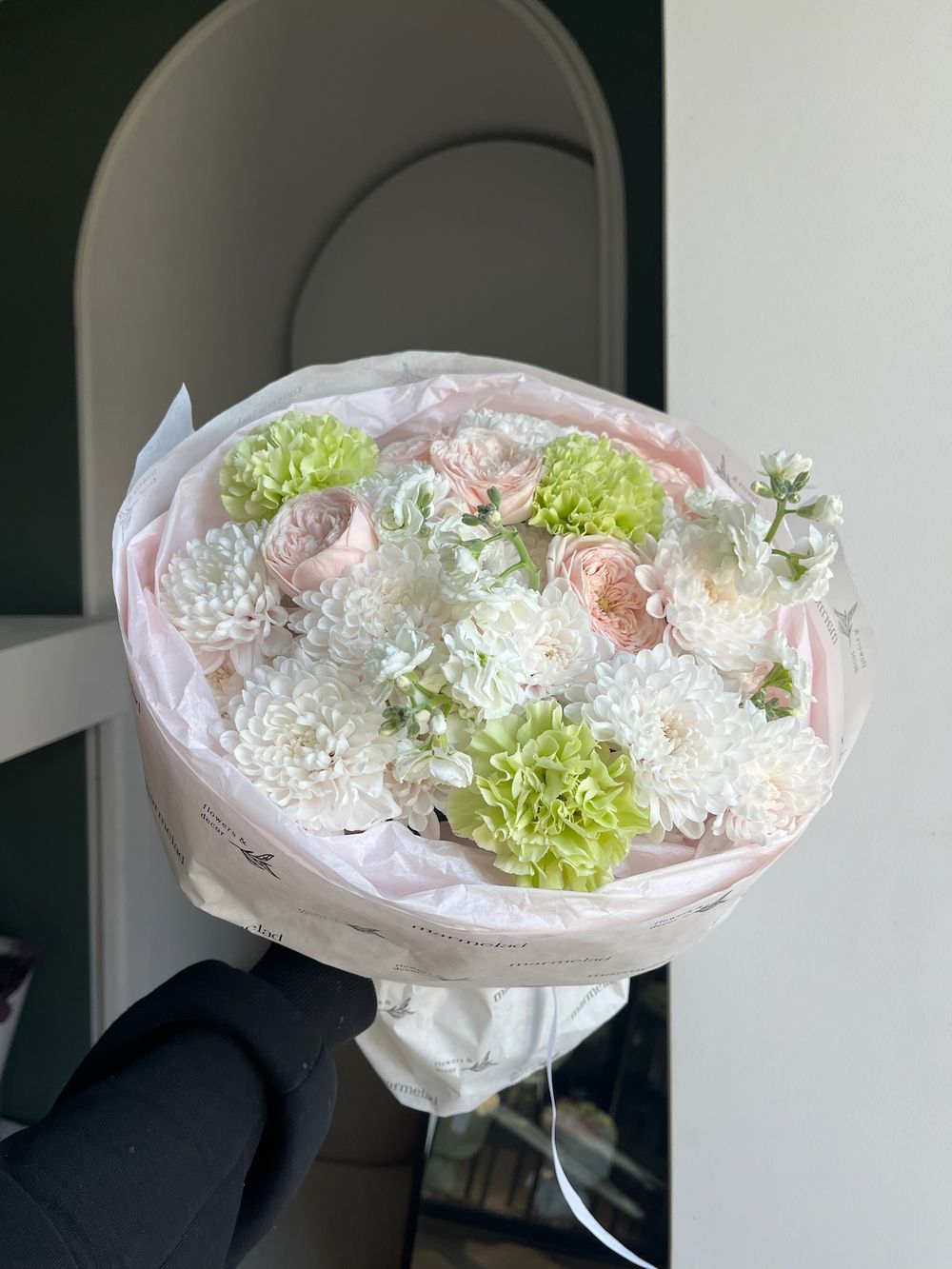 Букет из хризантемы, диантусов, кустовых пионовидных роз и маттиолы