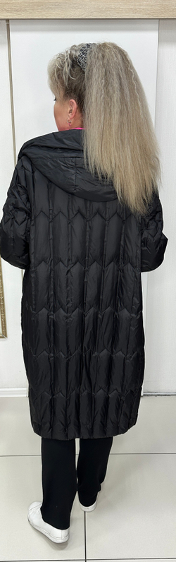 Черное зимнее пальто на пуху с отделкой фуксия