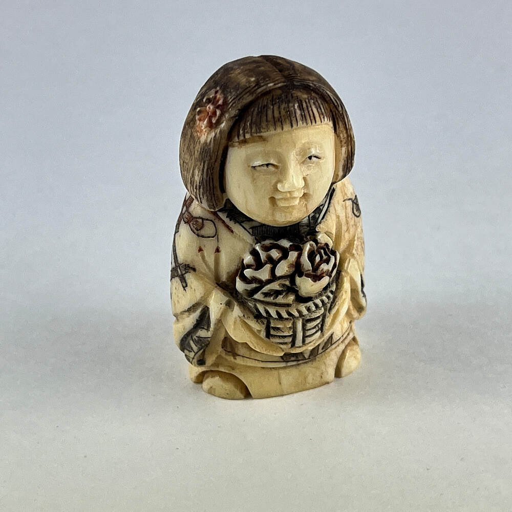 Статуэтка нэцкэ Гейша с корзиной волшебных цветов