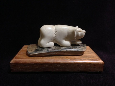 Медведь с рыбой, скульптура из кости