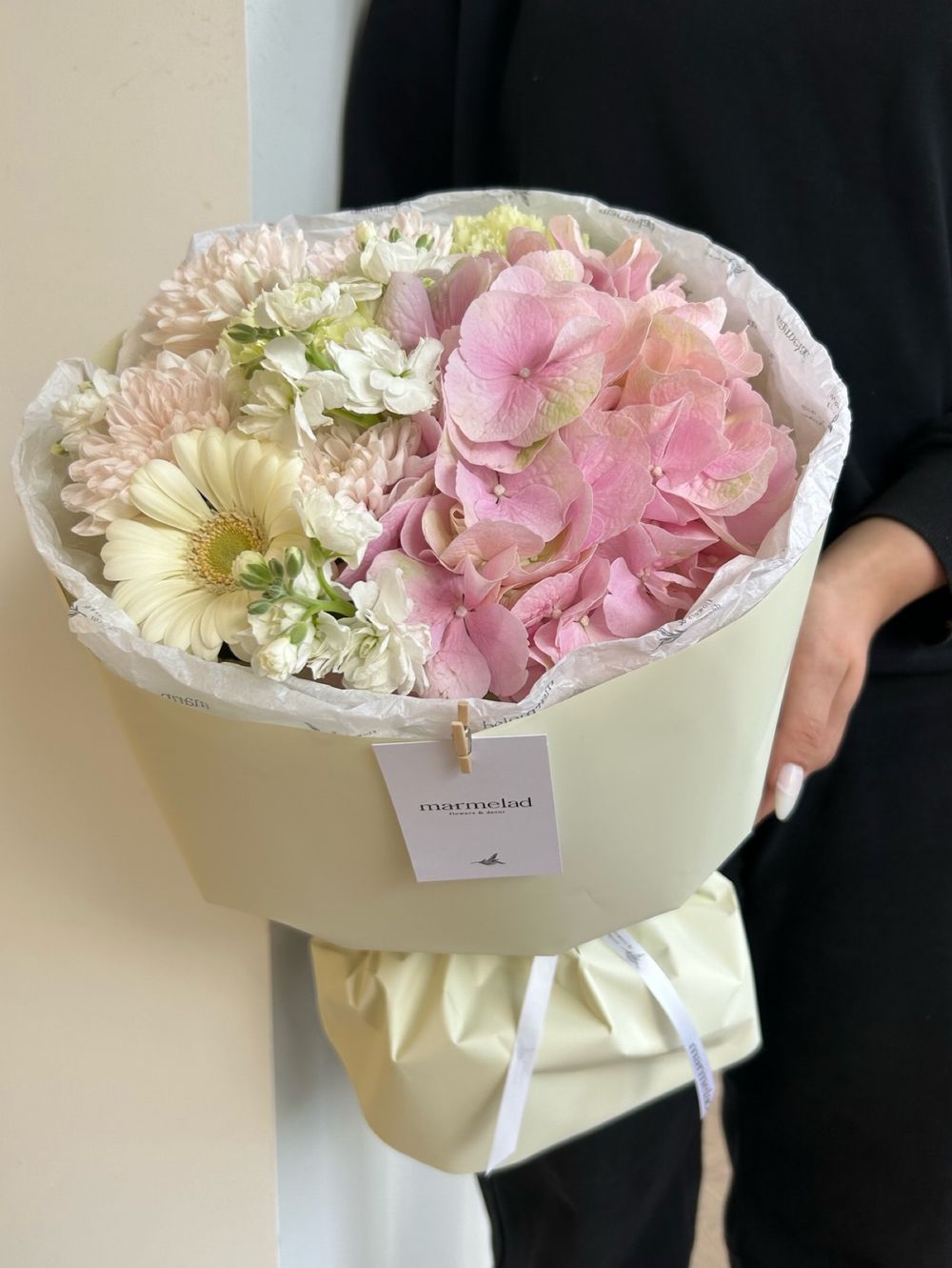 Букет из хризантемы, гортензии и маттиолы в белом оттенке