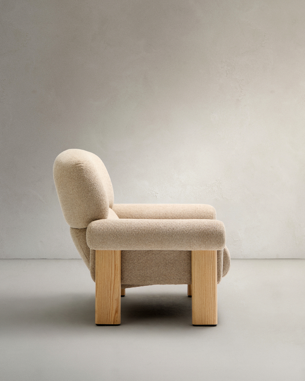 Кресло Cabana из бежевого шенилла с ножками в натуральной отделке