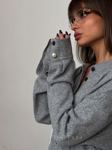 Серая трикотажная рубашка из кашемира с белым карманом