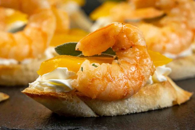 Брускетта с манго и креветкой, 10 шт.