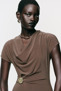 ZARA ПЛАТЬЕ СО СБОРКАМИ И ФУРНИТУРОЙ, КОРИЧНЕВЫЙ