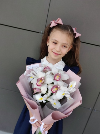 Нежный букет с ирисами и орхидеями