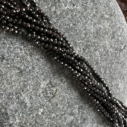 Черный турмалин (шерл). Камни для изделий на заказ. Цена зависит от вида заказанного изделия