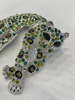 Брошь-подвеска леопард, оттенок серебро с зелеными, желтыми, черными кристаллами и черной эмалью