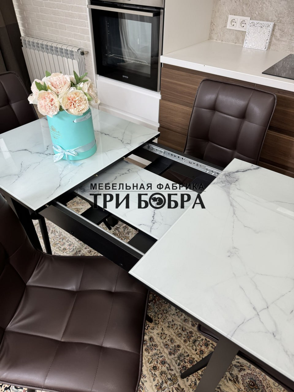 Стеклянный раздвижной стол "Итальянский мрамор" и стулья "ГУЧИ" коричневый