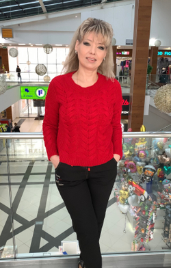 Черные брюки-джинсы на резинке с бежево-красным принтом