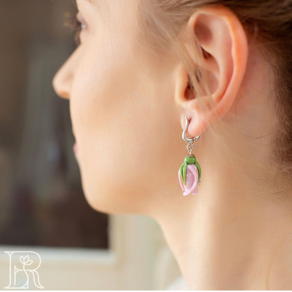 LEFIREL' Серьги серебряные женские "Розочки" с цветами из муранского стекла / ювелирные украшения из родированного серебра 925