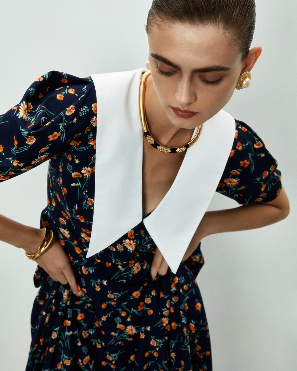 Платье с белым воротников