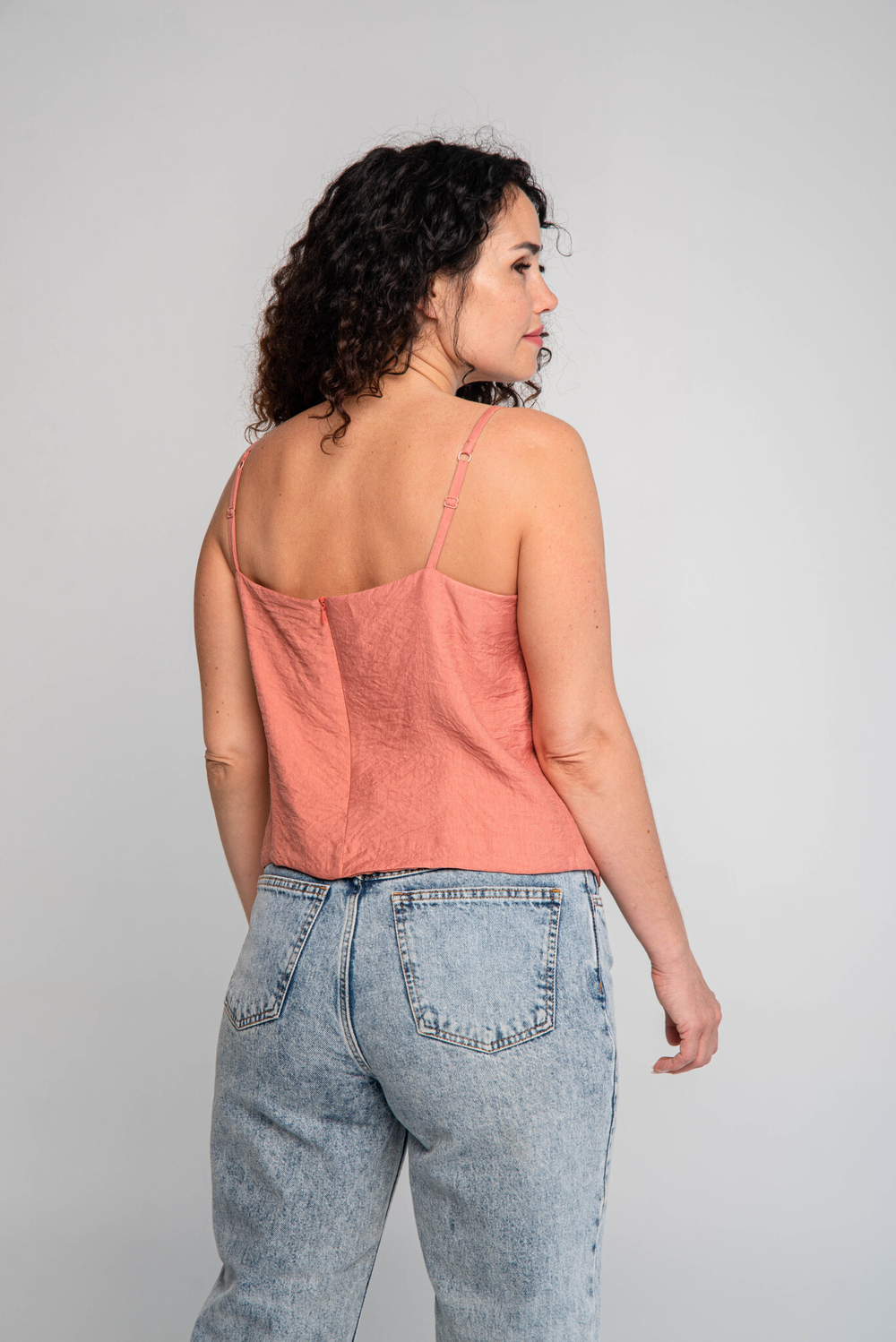 Топ женский летний на тонких бретелях под пиджак вечерний на молнии на лето базовый повседневный на каждый день блузка алый бордовый яркий легкий универсальный удобный