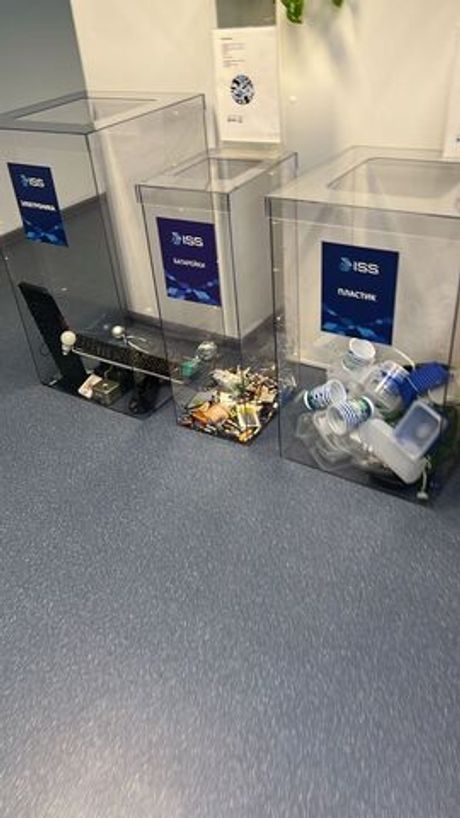 Прозрачные контейнеры для сборки перерабатываемых отходов