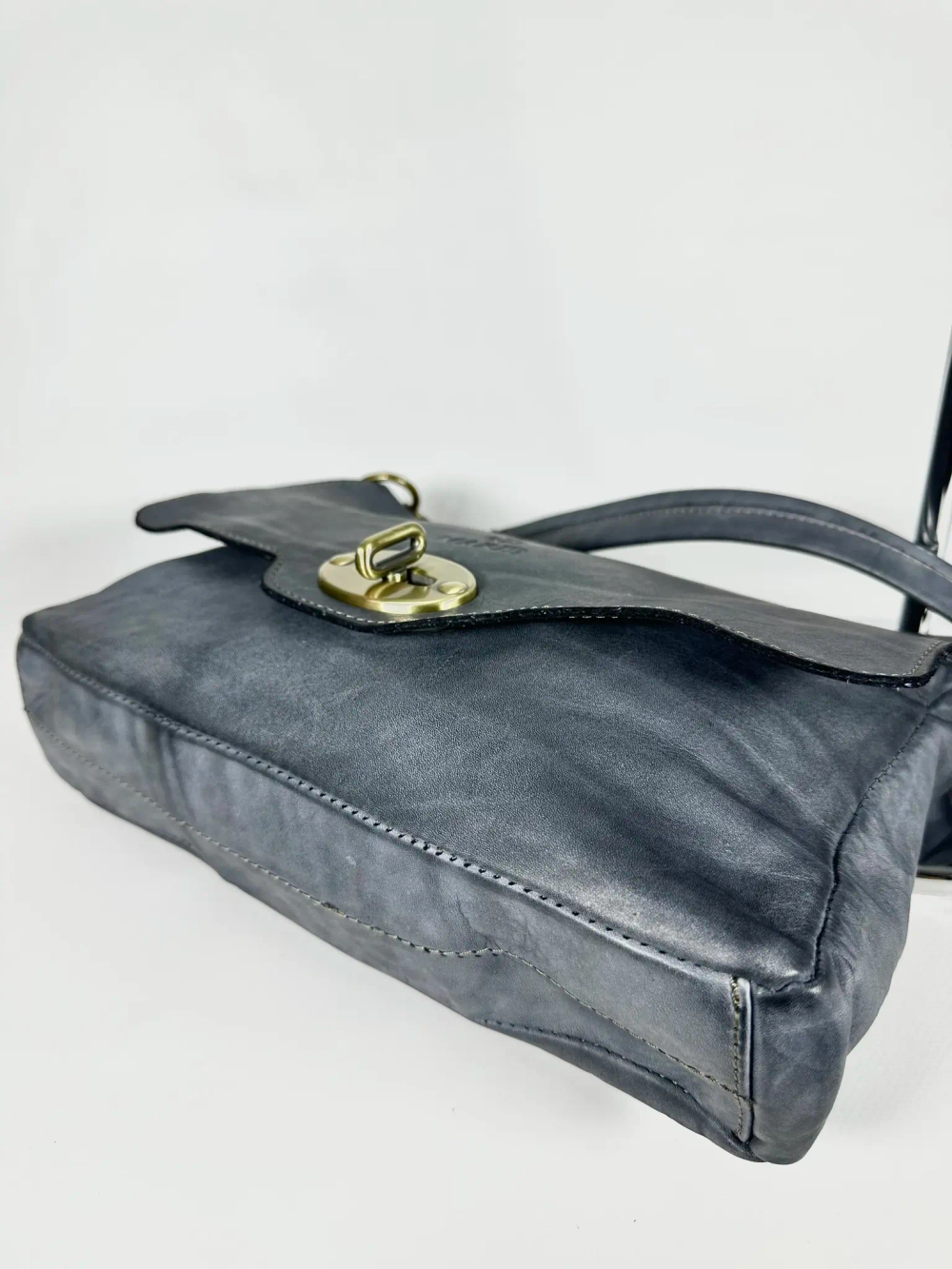 Женская наплечная сумка из натуральной винтажной кожи серо-синего цвета