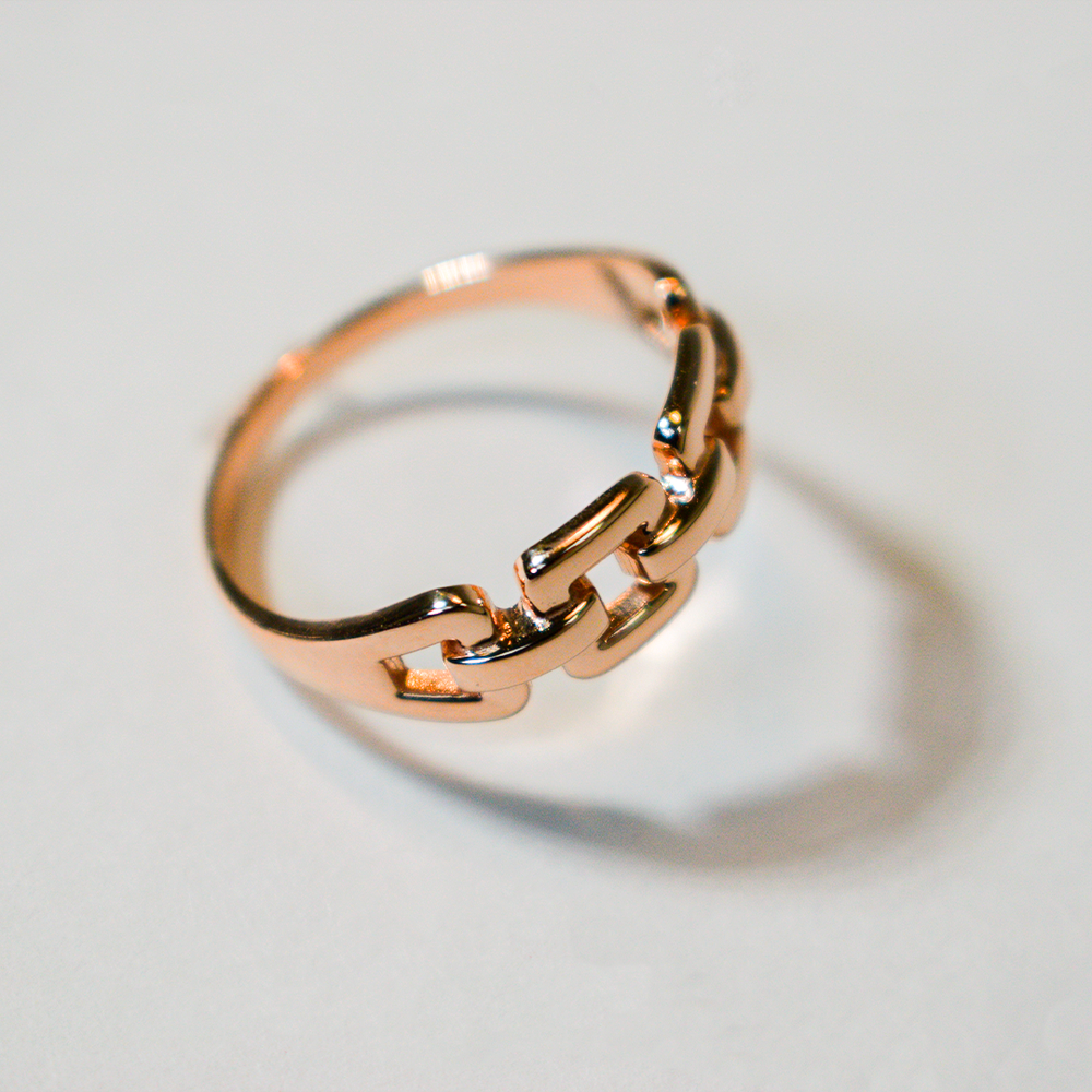 Кольцо с мотивом звеньев